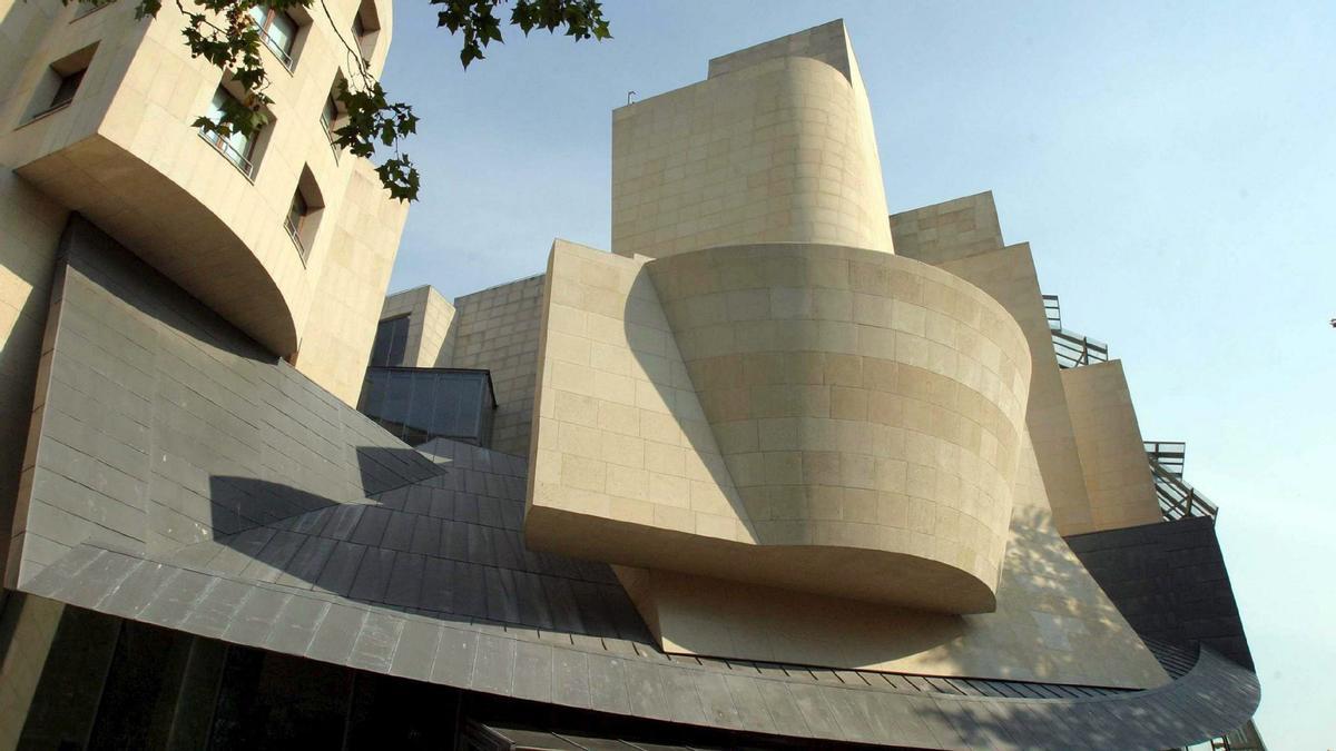 Nuevo edificio de la Cinemathéque o filmoteca francesa, institución pionera en la conservación de los primeros films de la historia del cine y que se ha trasladado desde el Palacio de Chaillot del Trocadero hasta un edificio diseñado por el célebre arquitecto Frank Gehry