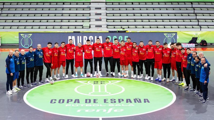 Plantilla y cuerpo técnico del Servigroup Peñíscola, tras el entrenamiento realizado este jueves en las instalaciones del Palacio de los Deportes de Murcia.