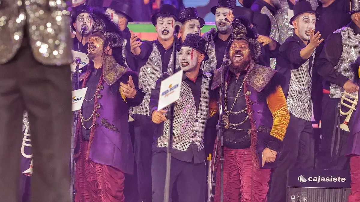 Momento de la actuación de Trapaseros en la segunda fase del Concurso de Murgas Adultas de Santa Cruz de Tenerife 2025