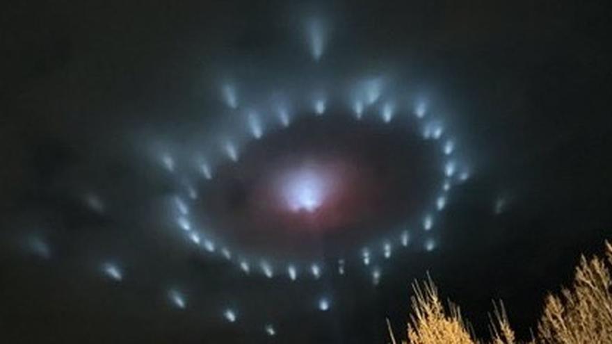 Una extraña aparición de luces en el cielo vista desde Castellón desata un sinfín de teorías