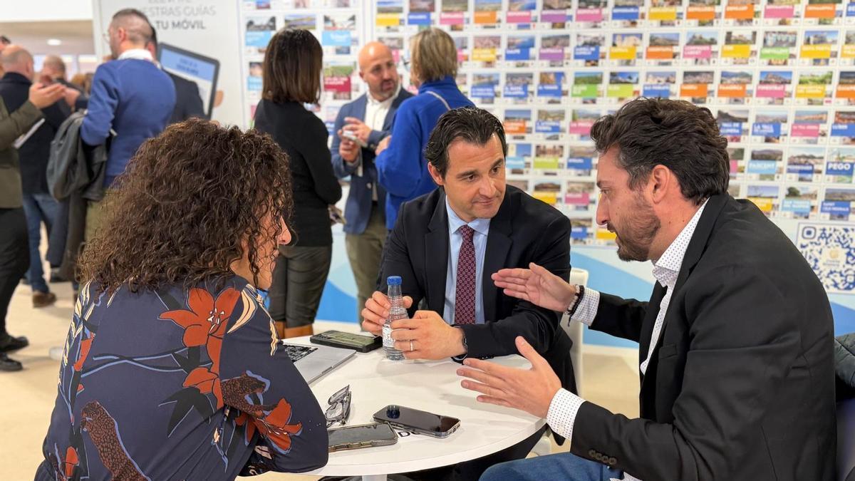 Torrevieja negocia en Fitur ser escenario de Master Chef. En la imagen, el alcalde Eduardo Dolón, la concejala de Turismo, Rosario Martínez, y el responsable de la productora