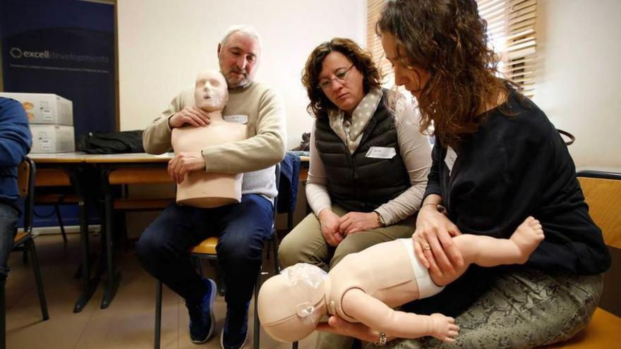 Ana Fraile muestra como realizar la reanimación a un bebé.