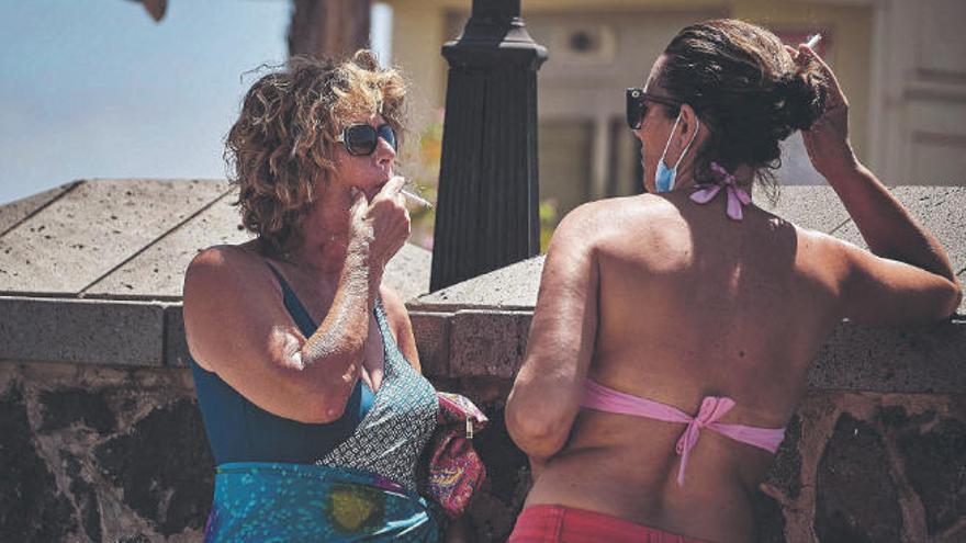 Dos mujeres fuman en el exterior del Parque Marítimo de Santa Cruz de Tenerife.