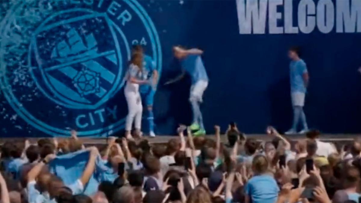 ¡Menudo susto se llevó Haaland durante su presentación con el Manchester City!