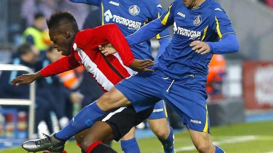 Williams, ante Roberto Lago y Moi Gómez durante el partido. // Efe