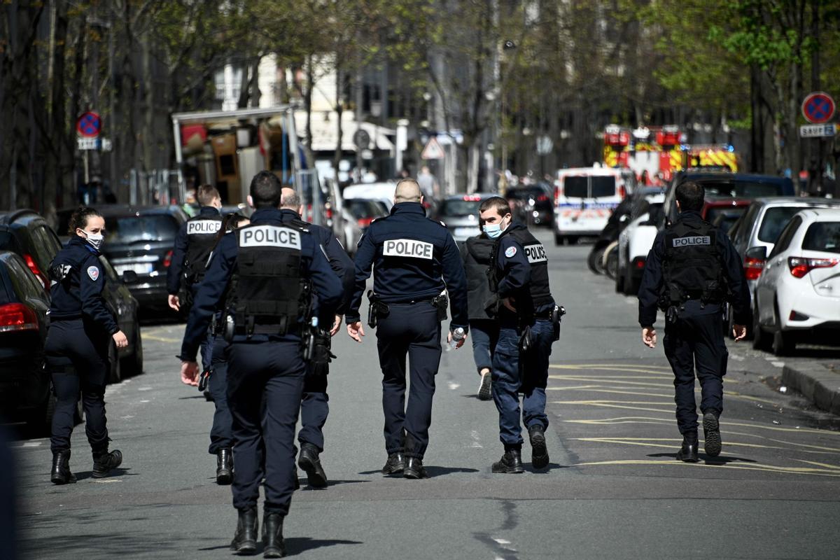 Un mort i un ferit en un tiroteig davant un hospital de París Un mort i un ferit en un tiroteig davant un hospital de París