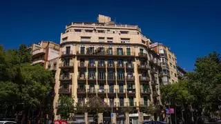 Barcelona explora subvencionar remontas en edificios privados para ganar viviendas públicas