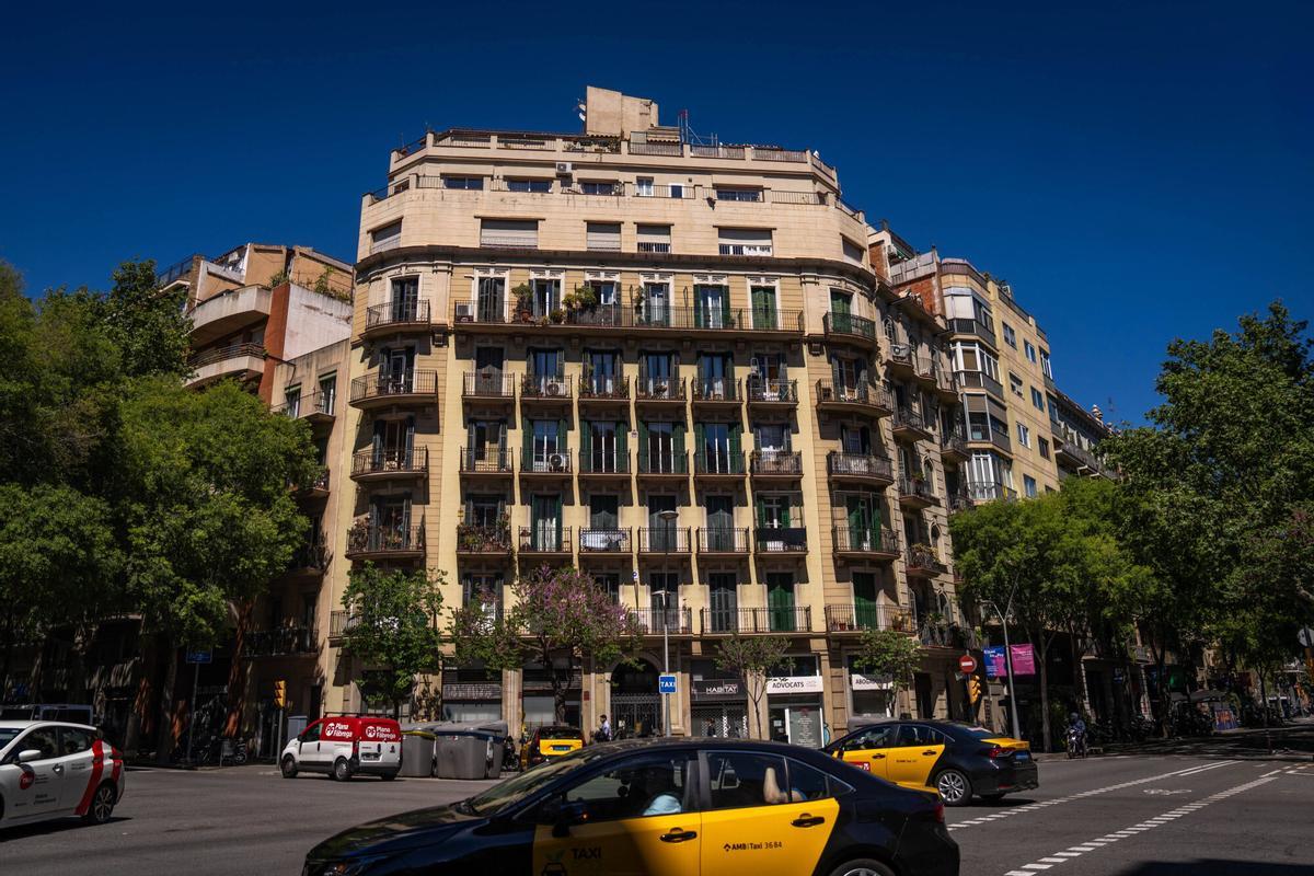 Un bloque de viviendas con una remonta sobrepuesta en el Eixample, en Barcelona.