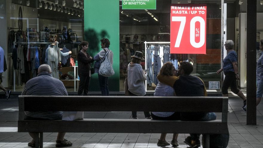 Las tiendas se llenan de descuentos para afrontar dos semanas claves