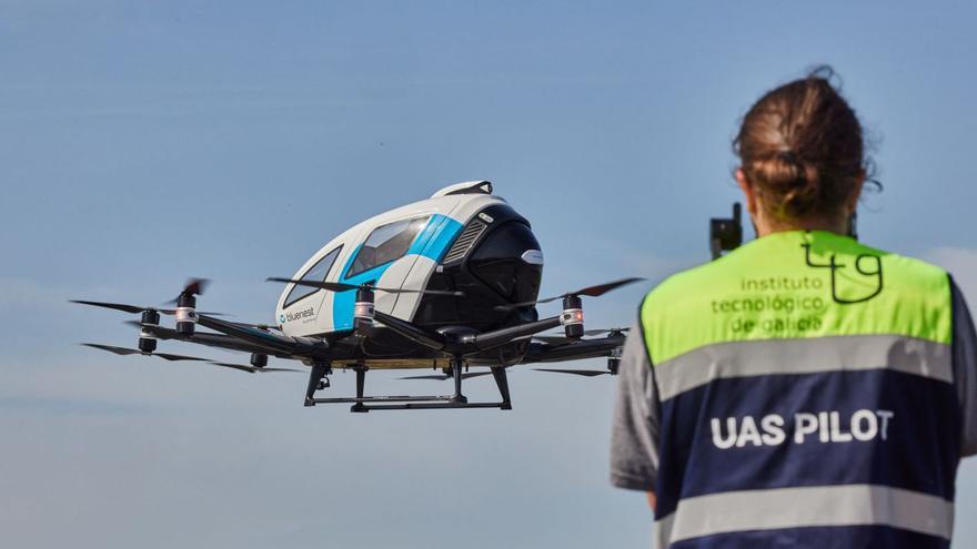 Una operadora con un dron
en el aeródromo de Rozas.   | // L. O.