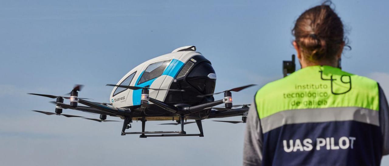 Una operadoracon un dron en el aeródromode Rozas.