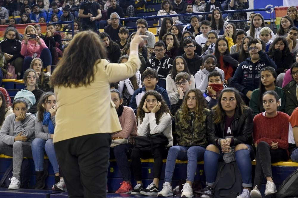 La diputada Carla Antonelli, con estudiantes de Secundaria en el Centro Insular de Deportes