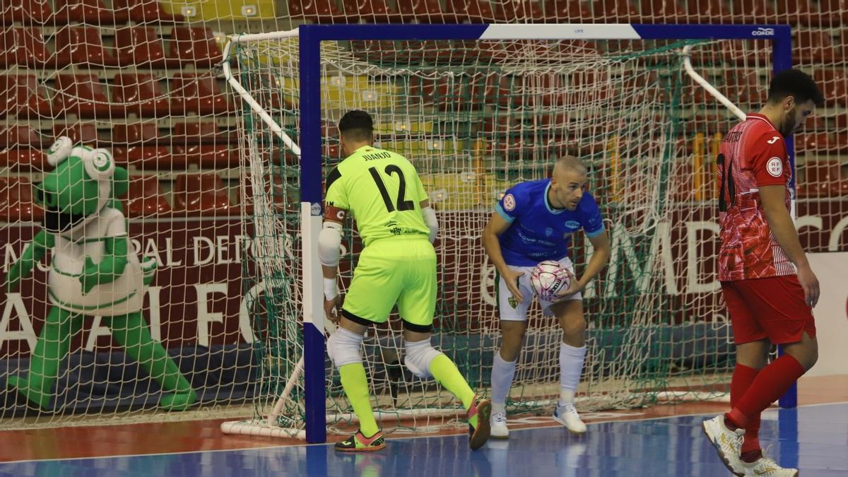 Miguelín, como portero-jugador, tras marcar con el Córdoba Futsal ante ElPozo en Vista Alegre.