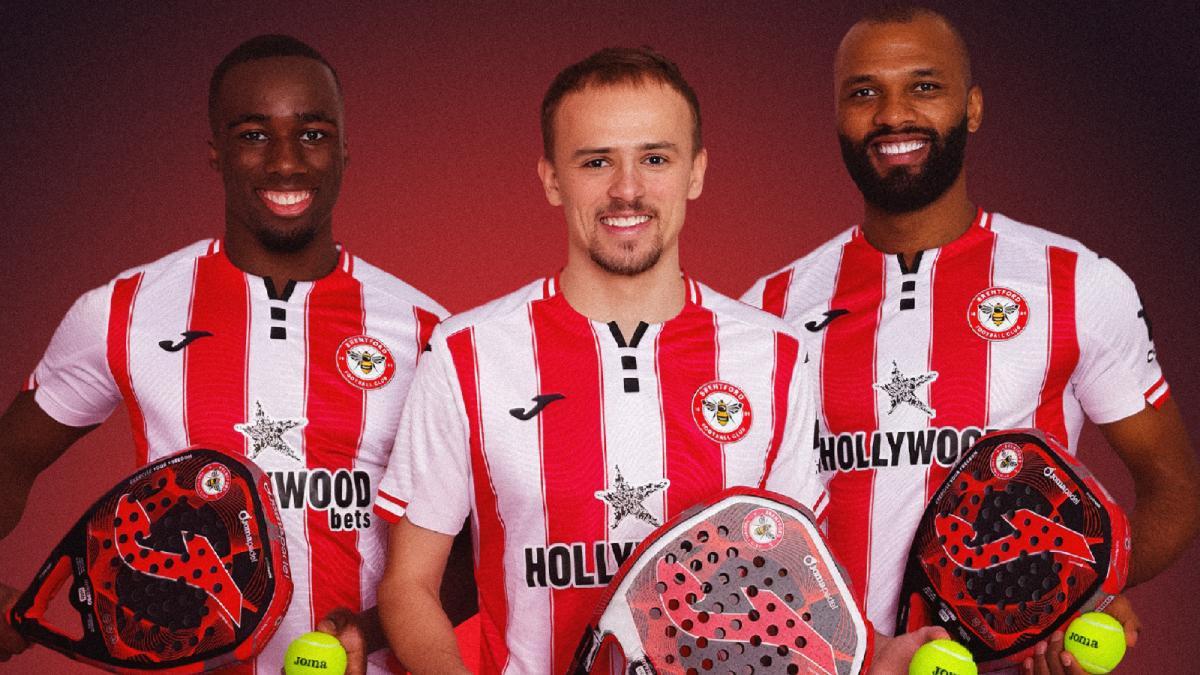 Los jugadores del Brentford, con sus palas Joma