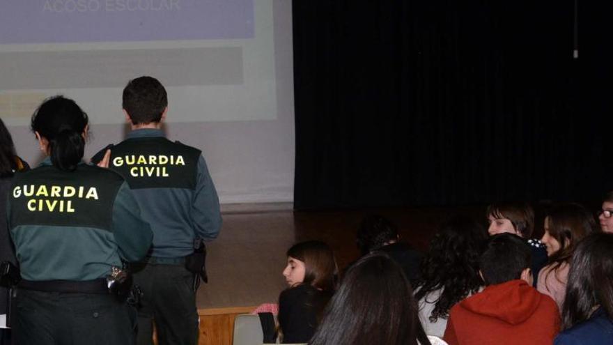 Charla sobre acoso escolar ofrecida por las fuerzas de seguridad en Cambados.