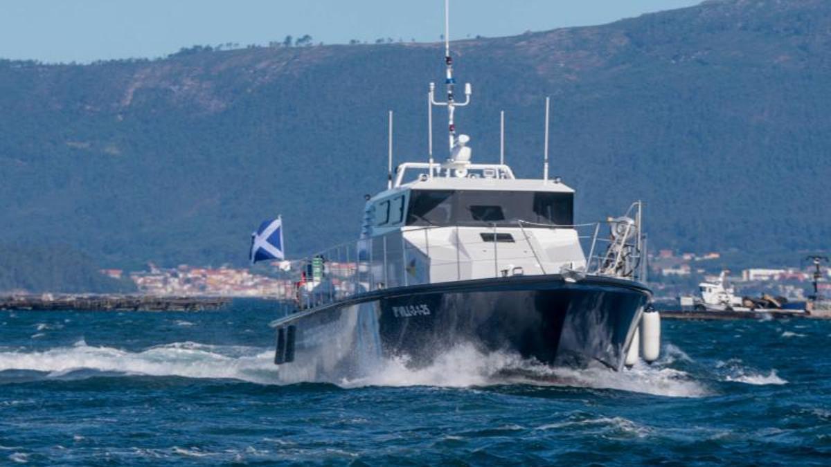 La Punta Faxilda navegando por la ría de Arousa tras ser entregada al Servizo de Gardacostas.
