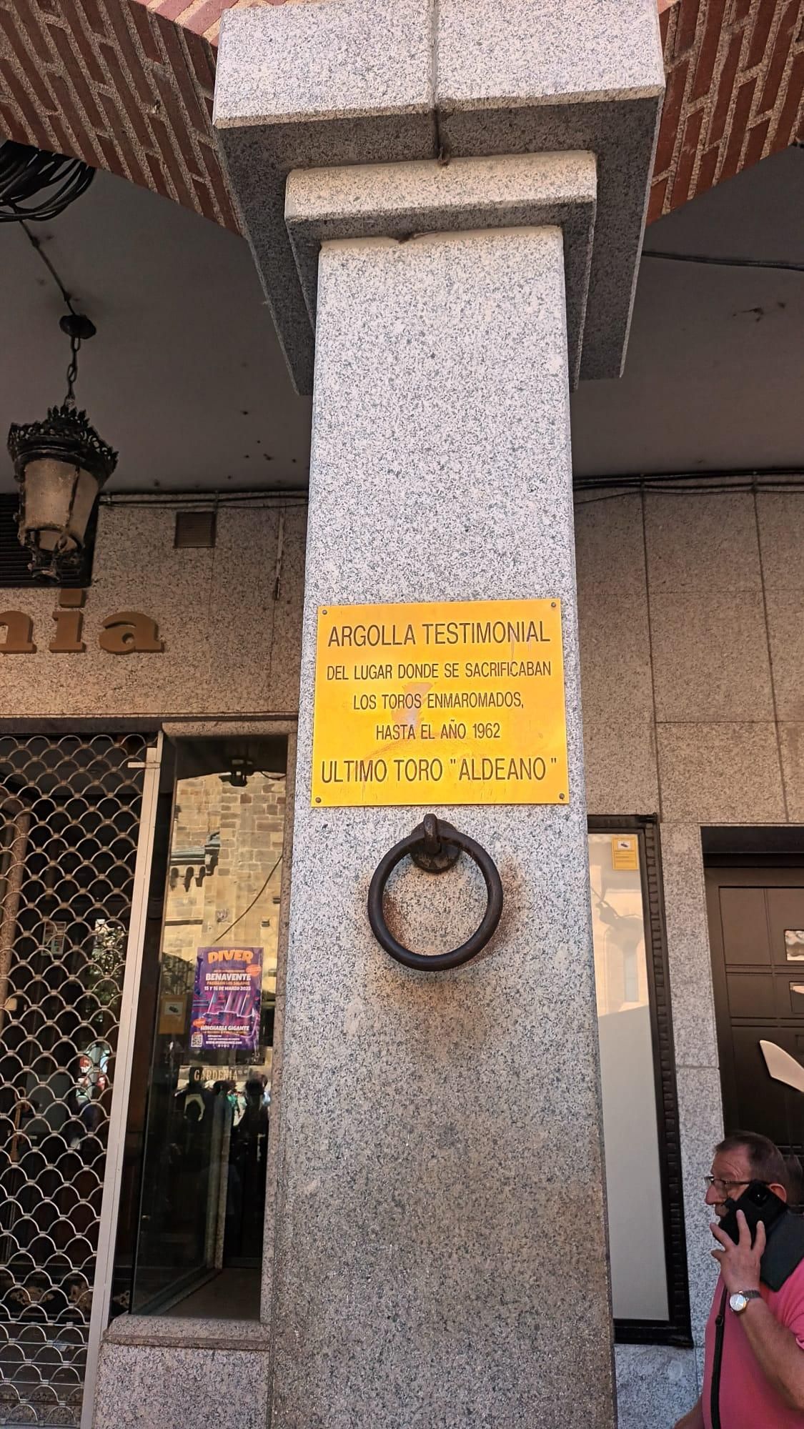 Argolla testimonial del lugar donde se sacrificaban los toros enmaromados hasta 1962.jpeg