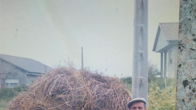 Dous mariñeiros de Aldán, Costas e Emilio Oubel, nunha imaxe antiga descargando. // Magar