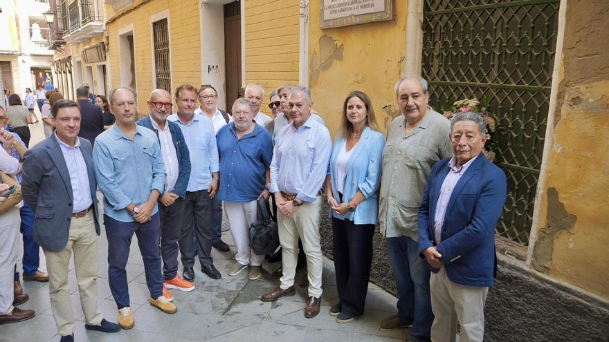 Acto de homenaje a Luis Cernuda junto a su casa natal coincidiendo con el 122 aniversario del poeta sevillano.