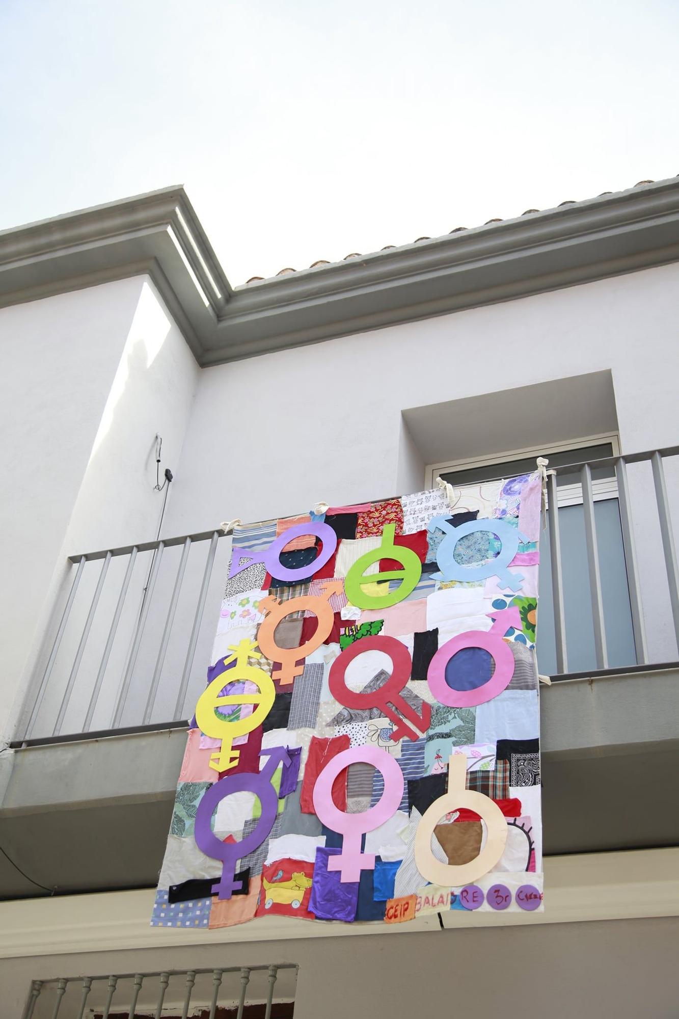 El feminismo   se reivindica   en los balcones   de Picanya