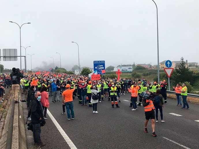 Empleados de Alcoa cortan la A8 en Ribadeo