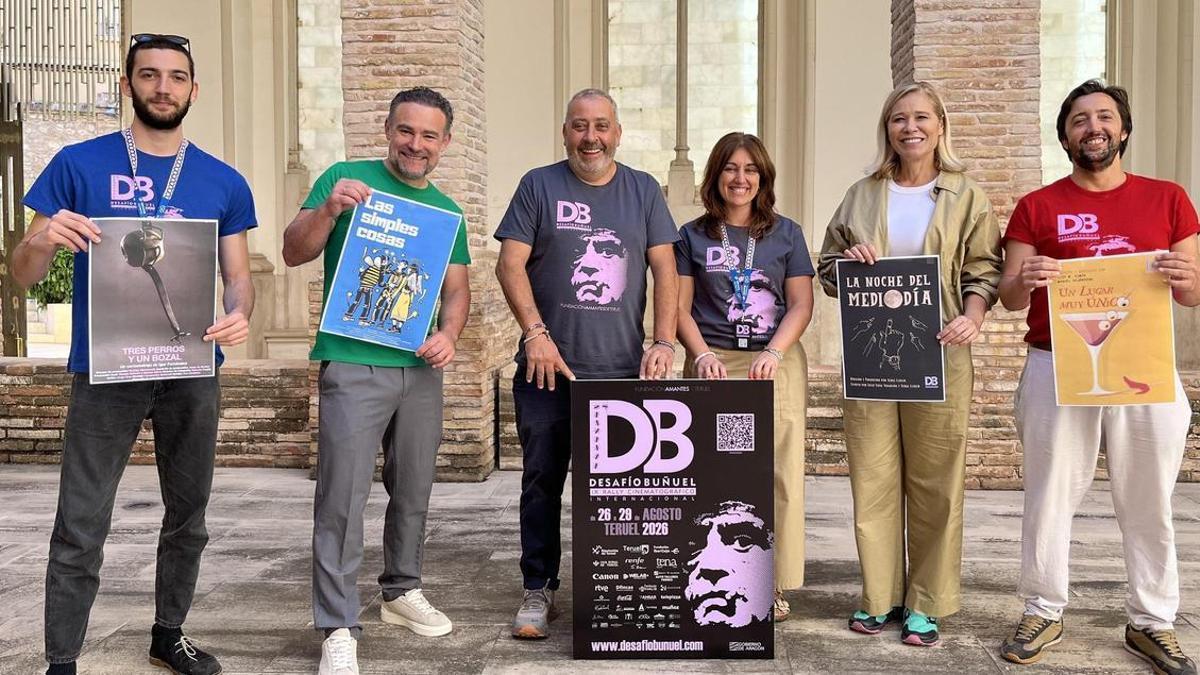 Actores y actriz posan en Fundación Amantes junto a los organizadores del rally