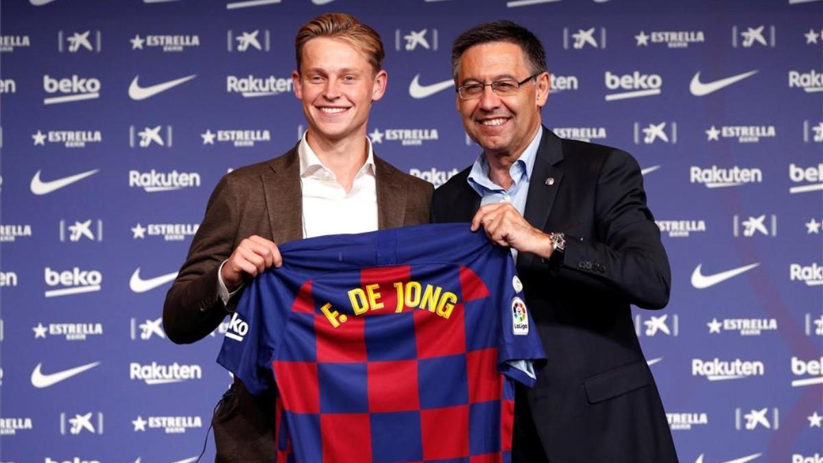 Bartomeu y De Jong, en la presentación del futbolista