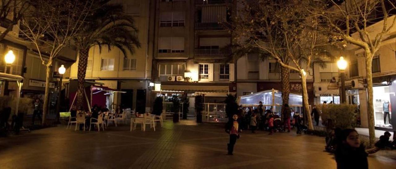 Comerciantes y hosteleros proponen mejorar la iluminación de la plaza de las Flores.