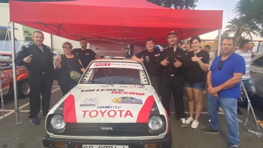 La totalidad del Recimil Rally Team, junto al Toyota Starlet con el que subieron al podio en Gran Canaria.