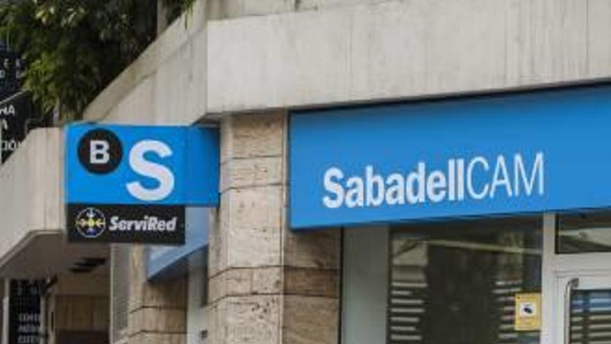 El Sabadell y la  Caixa se plantean trasladar sus sedes