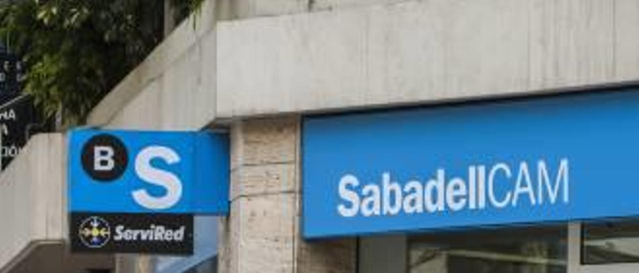 El Sabadell y la  Caixa se plantean trasladar sus sedes