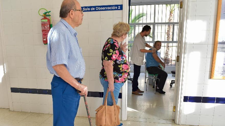 Vacunaciones en un centro de salud grancanario.