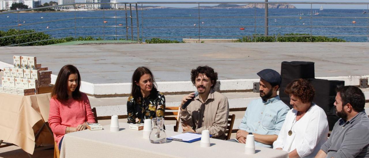 Monma Mingot, junto a Antonio Mondo Biq y los representantes municipales, ayer en sa Punta des Molí. | J.A.RIERA