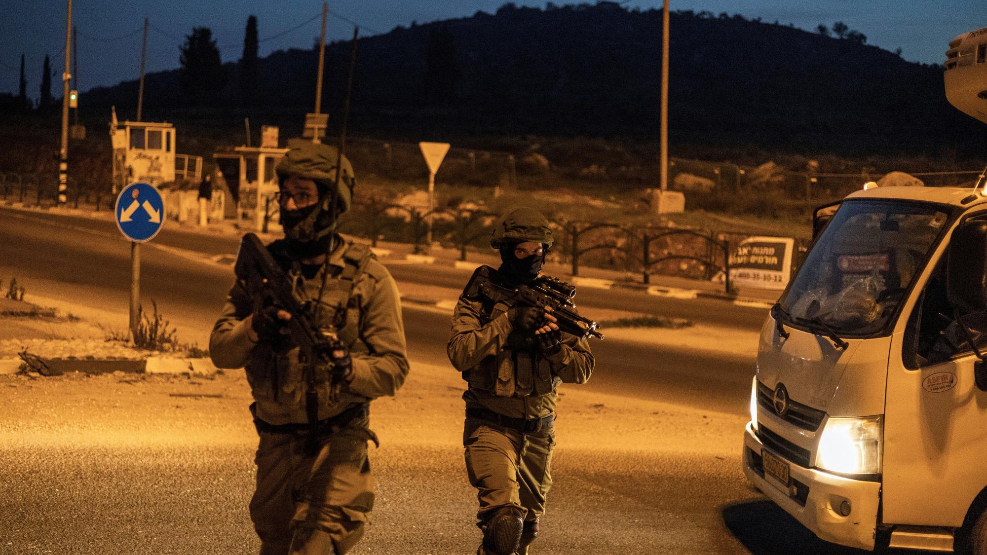 El Ejército israelí, desplegado cerca de Nablus, después de la muerte de dos israelís y el asalto por colonos a una aldea palestina, con otro muerto y decenas de casas incendiadas.