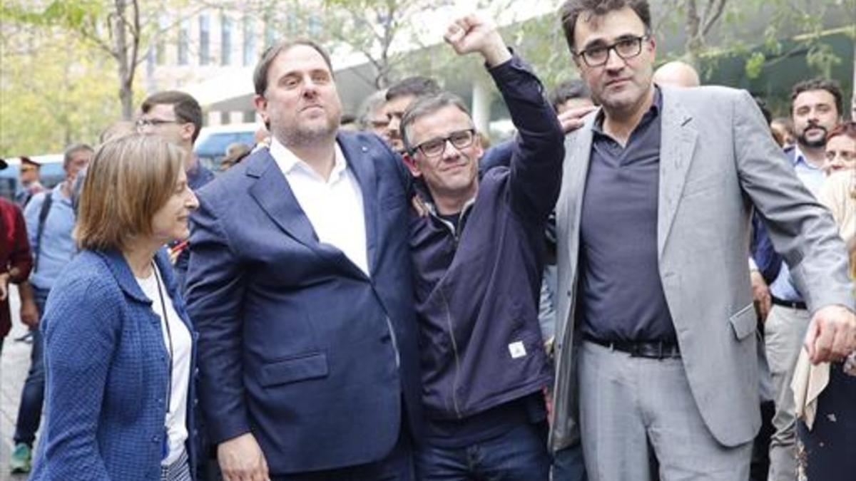 Carme Forcadell, Oriol Junqueras, Josep Maria Jovéy Lluís Salvadó, ayer, en la Ciutat de la Justícia.