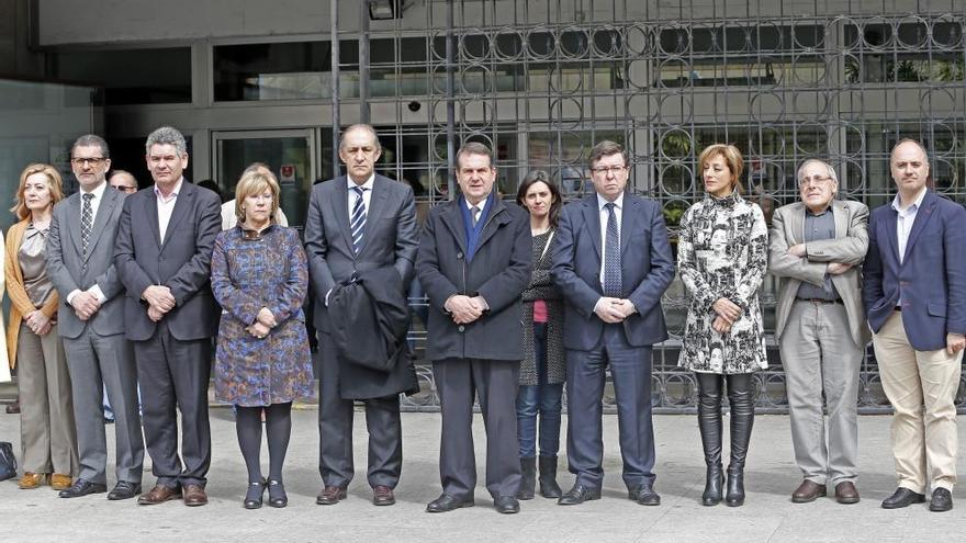 Imagen del minuto de silencio guardado por la corporación municipal. // Marta G. Brea