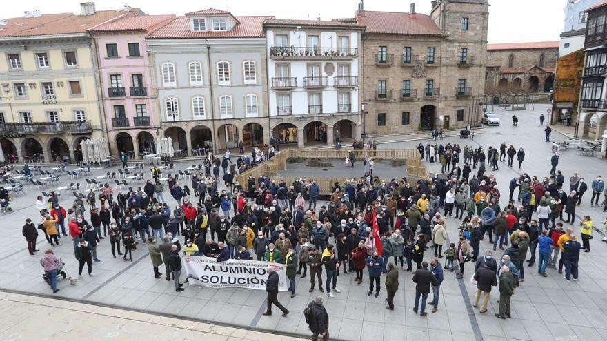 Concentración de los trabajadores de Alu Ibérica ante el Ayuntamiento de Avilés