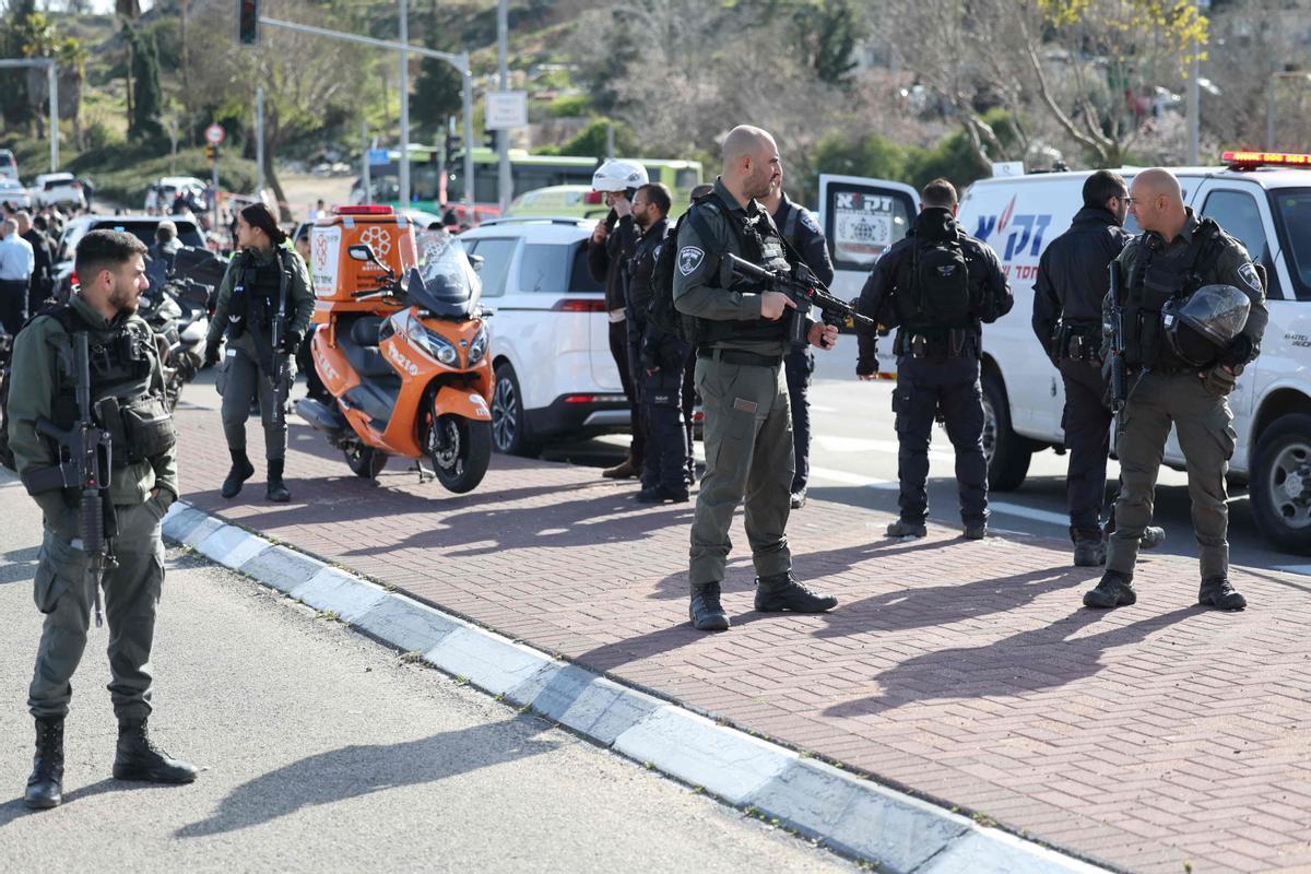 El terrorista, un palestino domiciliado en el área oriental de Jerusalén, fue neutralizado a balazos por un oficial de policía en el lugar, poniendo fin de esa manera al ataque.