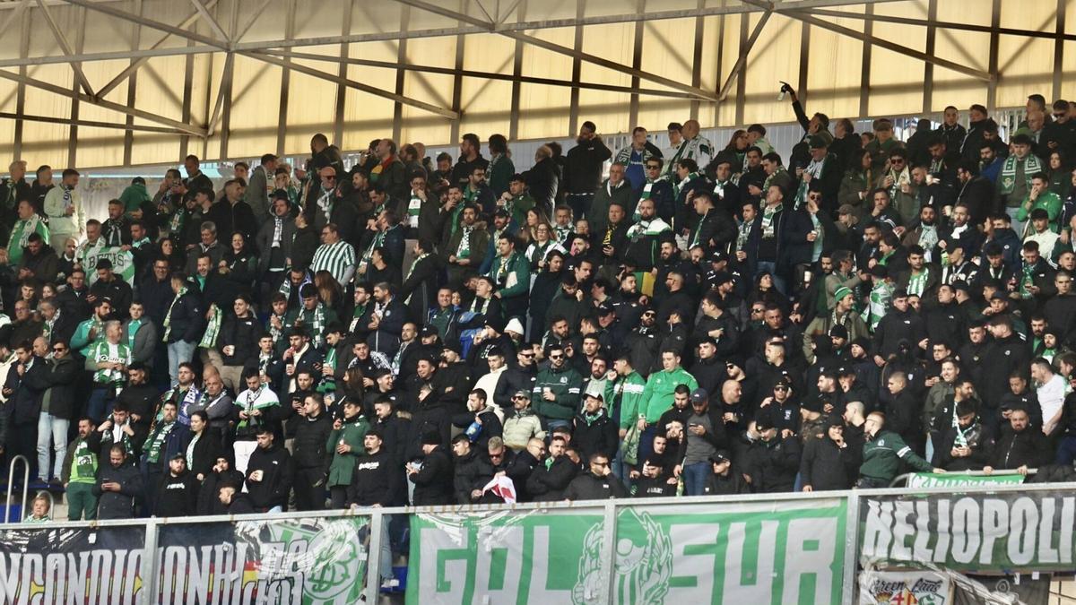 EN IMÁGENES: Ambientazo en el Carlos Tartiere para vivir el Real Oviedo-Betis