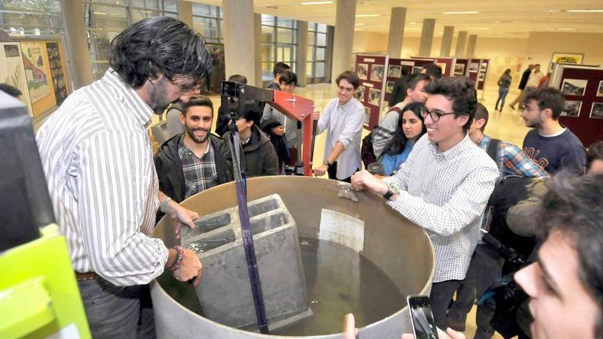 Alumnos del campus de Mieres en su Feria de la Ingeniería.