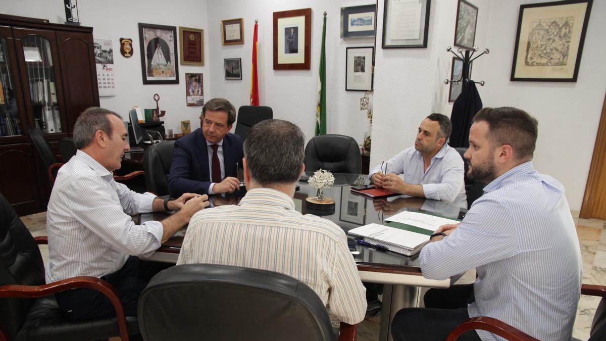 Reunión de los responsables de las filiales de Endesa en Córdoba con el alcalde de Lucena, Aurelio Fernández.