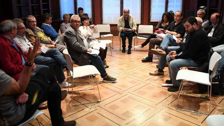 Asamblea de la Comisión Aberta en Defensa de Común, en la casa-museo Casares Quiroga.