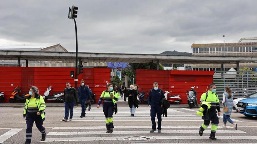 Salida de trabajadores de la factoría de Stellantis en Balaídos.   | // ALBA VILLAR