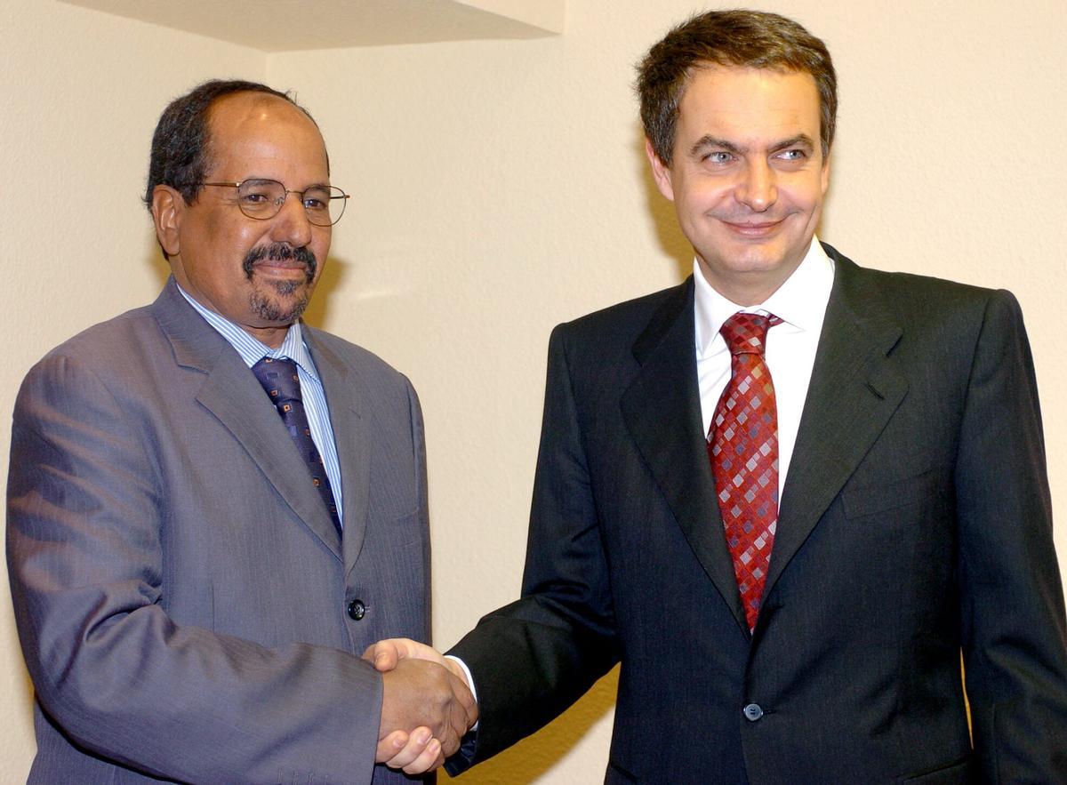 José Luis Rodríguez Zapatero se reúne con el entonces líder del Frente Polisario, Mohamed Abdelaziz, en Ferraz el 26 de noviembre de 2004, cuando era presidente del Gobierno. 