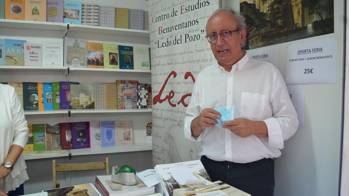 Fernando Regueras, presidente de Ledo del Pozo, en el expositor del centro de estudios en la XXII Feria del Libro de Benavente. / E. P.