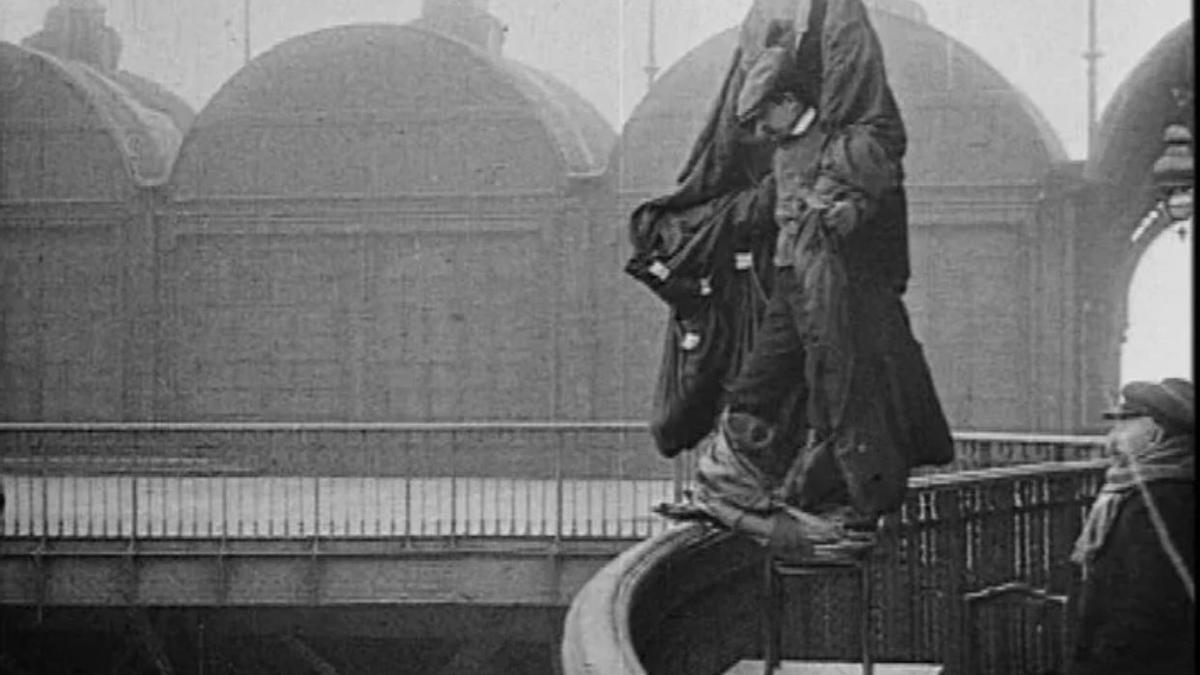 El momento previo al salto de Franz Reichelt desde la Torre Eiffel