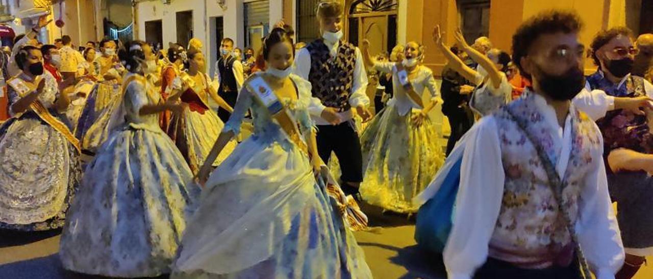 Un pasacalle en las fiestas falleras celebradas el pasado octubre en Alzira. | RUBÉN SEBASTIÁN