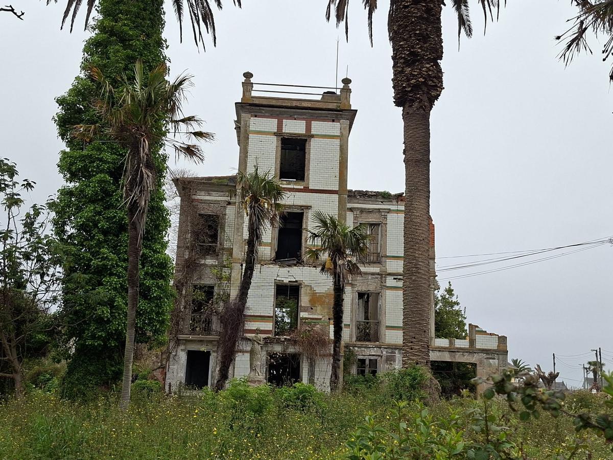En imágenes: Estado actual de la Torre de Valdepares, en El Franco