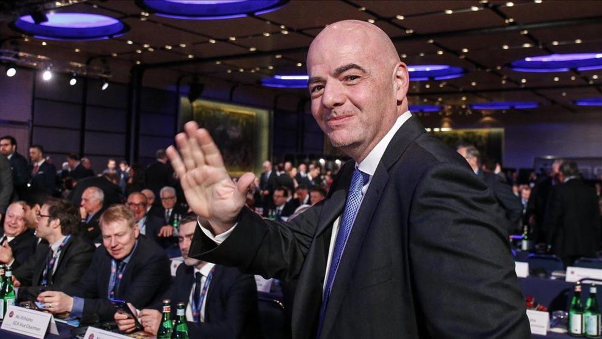 Gianni Infantino cree en el crecimiento del fútbol femenino.