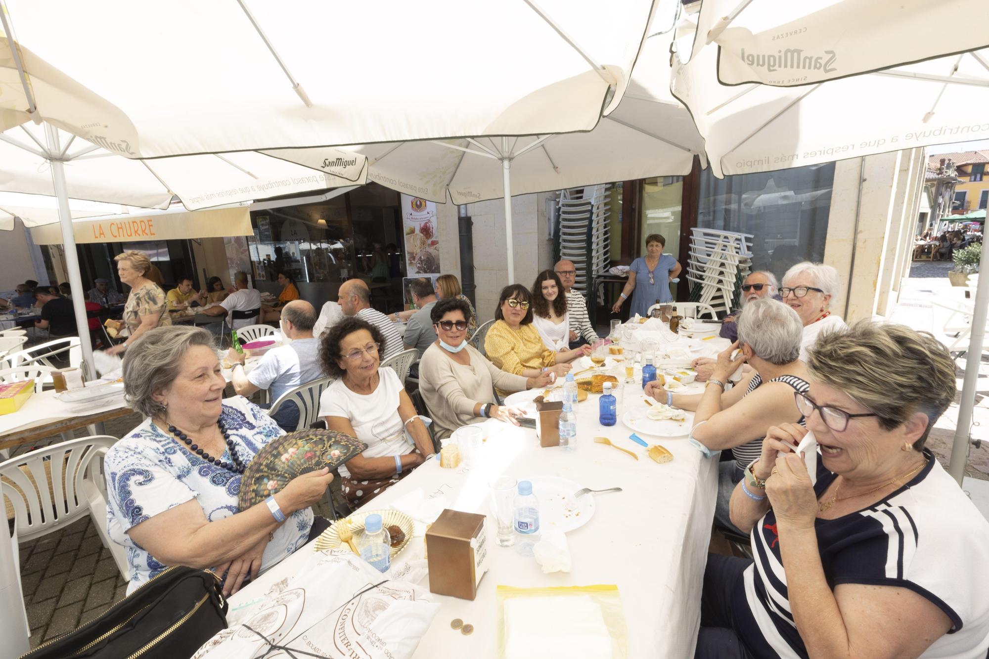 Grado hasta la bandera: lleno total en la comida en la calle de la villa moscona, más multitudinaria que nunca